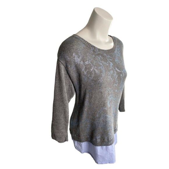 CHICOS Gray Blue‎ Layered Look Fleur De Lis Cotton Sweater sz 1 Medium 8 - Picture 2 of 8